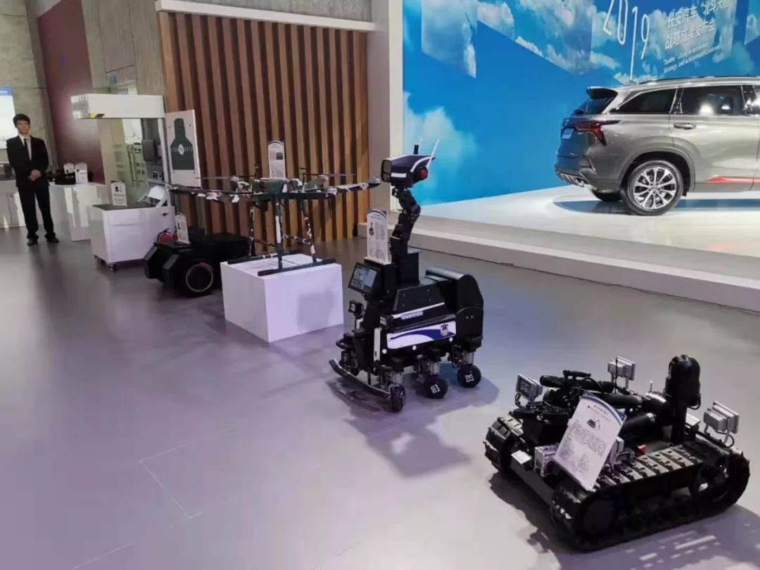 實(shí)力跨界，瞧瞧他們的機(jī)器人家族